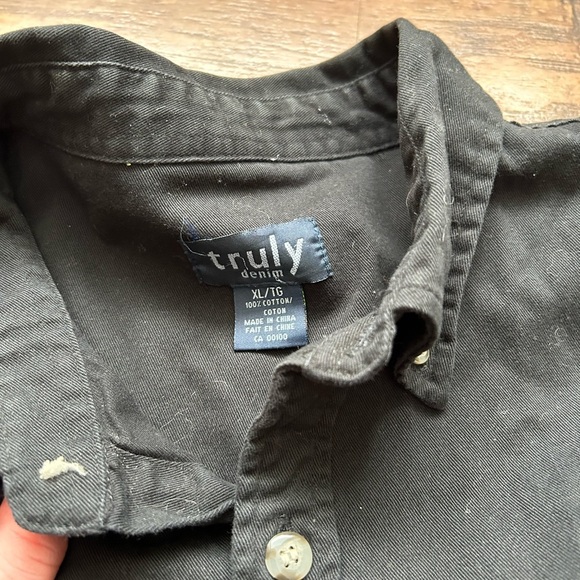 Black Casual Button Down Shirt with Relaxed Fit - Picture 4 of 6